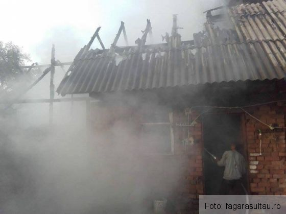 BRAȘOV. O familie a rămas fără șură și acoperiș la casă, din cauza unui incendiu (FOTO) 1 incendiu dejani_222779.jpg
