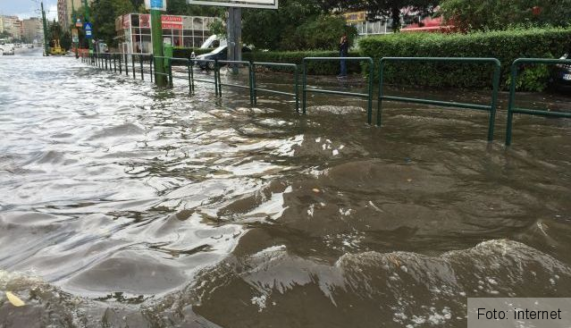BRAȘOV. Canal colector curăţat pe Bulevardul Gării, pentru a soluţiona problema inundaţiilor din zonă 1 inundatii-zona-garii.jpg