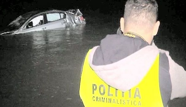 Un autoturism condus de o tânără de 23 de ani a căzut în râul Olt 1 masinaapa2.jpg