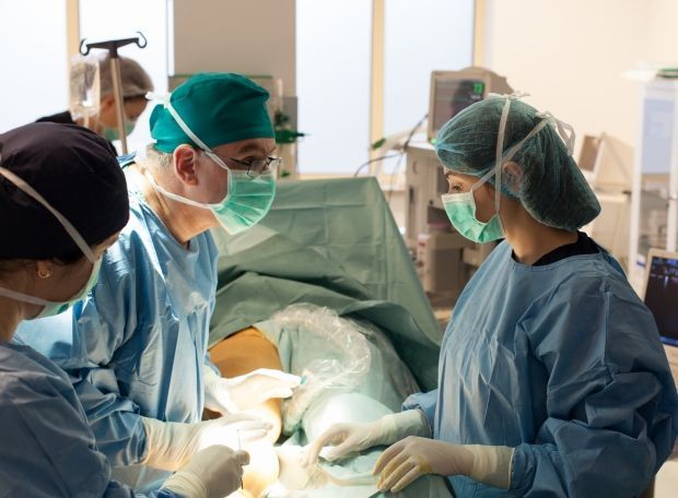 HORROR. Un tânăr a ajuns la spital cu trei degete într-o pungă 1 operatie_3.jpg