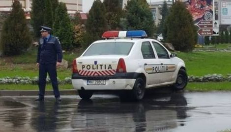 Maşina Poliţiei, accident în sensul giratoriu din Făgăraş (FOTO) 1 politie_5.jpg