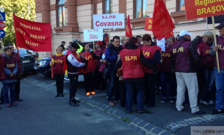 BRAȘOV. Poștașii protestează în fața Prefecturii 1 protestpostasi1.jpg
