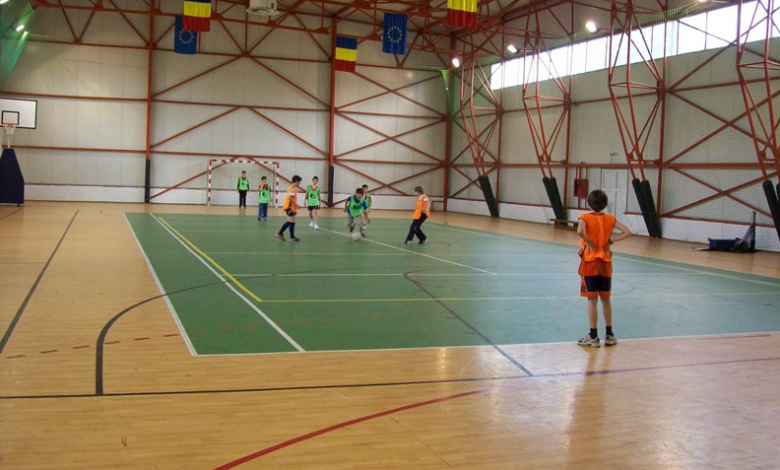Reprezentanţii Primăriei Braşov spun că sala de sport de la Şcoala Gimnazială Nr. 19 necesită reparaţii. Directorul spune că problemele s-au remediat în urmă cu peste un an 1 salasportsc19.png