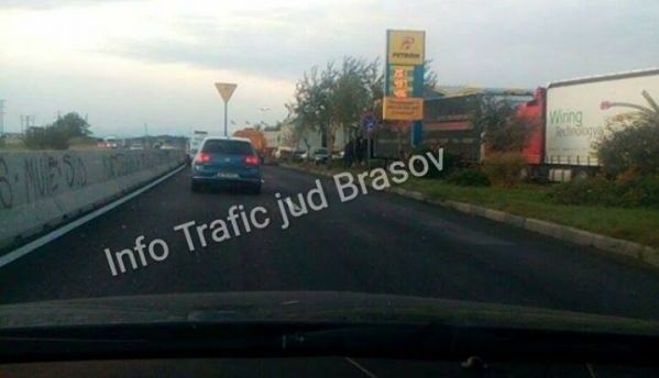 Update. Trafic deviat pentru ridicarea TIR-ului răsturnat pe DN 1, în județul Prahova (FOTO) 1 tirdn1.jpg