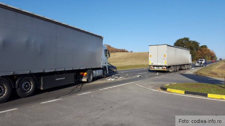 BRAŞOV. Coliziune între două TIR-uri şi un autoturism, la ieşire din Codlea (FOTO) 1 tiruri codlea_224329.jpg