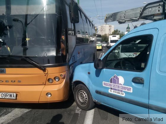 Update. BRAŞOV. Galerie foto de la accidentul produs între un autobuz RAT Bv şi un autoturism, pe Bulevardul Saturn 1 unnamed (3)_223135.jpg
