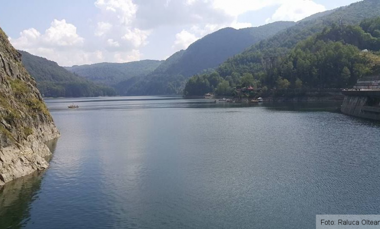 Un autoturism a căzut în râpă, în zona barajului Vidraru din Munții Făgăraș 1 vidraru_2.jpg