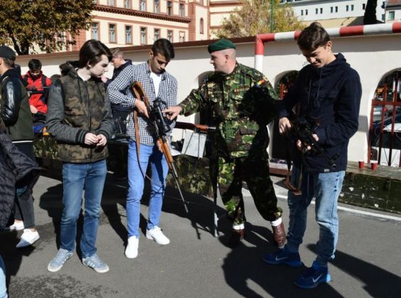 BRAŞOV. „Asaltul” elevilor asupra militarilor 1 ziuaarmatei1_223851.jpg