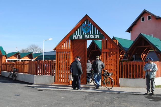 BRAŞOV. Râşnovul are de acum şi o piaţă agroalimentară modernă 1 Piata Rasnov4_224933.jpg