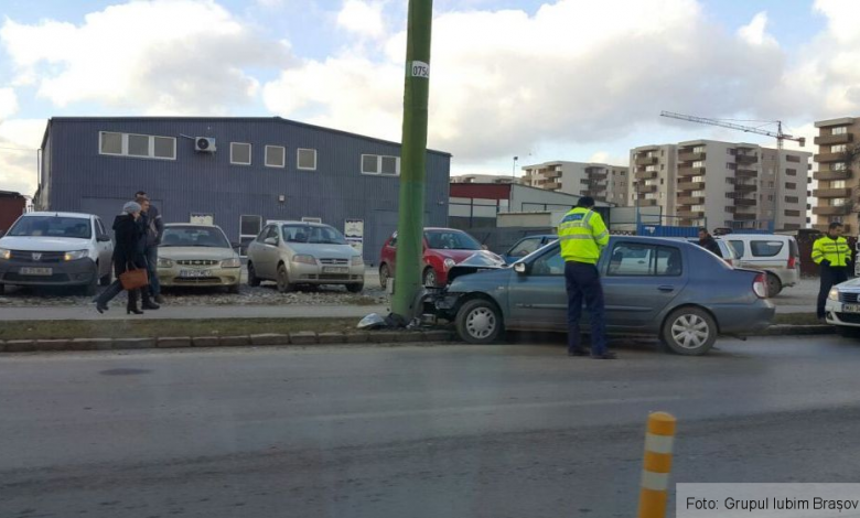 Update. BRAȘOV. Șoferul unei mașini cu numere de Anglia a lovit intenționat o altă mașină, care a intrat în stâlp, după care a fugit 1 acccoresi.jpg