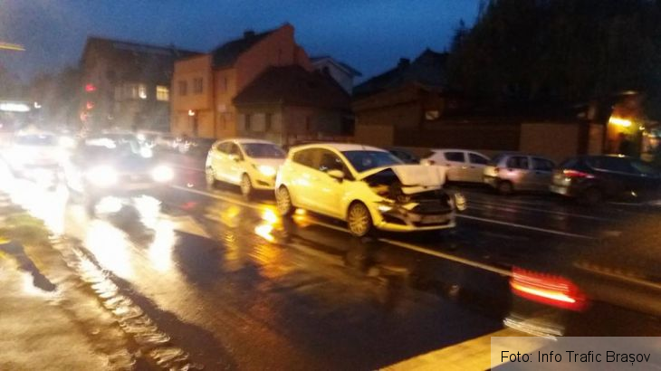 BRAȘOV. Coliziune în intersecția semaforizată de la Ceasu' Rău (FOTO) 1 accident ceasul rau 3_225154.jpg