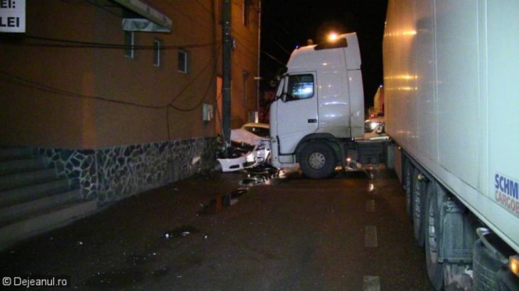 Maşina unui BRAŞOVEAN, strivită cu TIR-ul de un şofer polonez (FOTO) 1 accident pensiune 2_225121.jpg