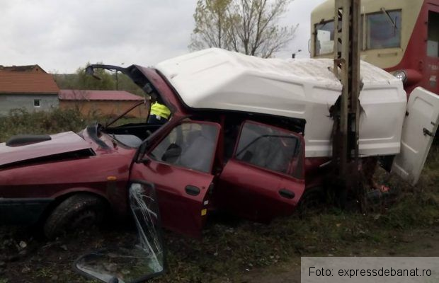 O mașină în care se aflau patru persoane a fost lovită de tren! „Autoturismul a fost avariat în proporție de 75%” (FOTO) 1 accidentbocsa.jpg