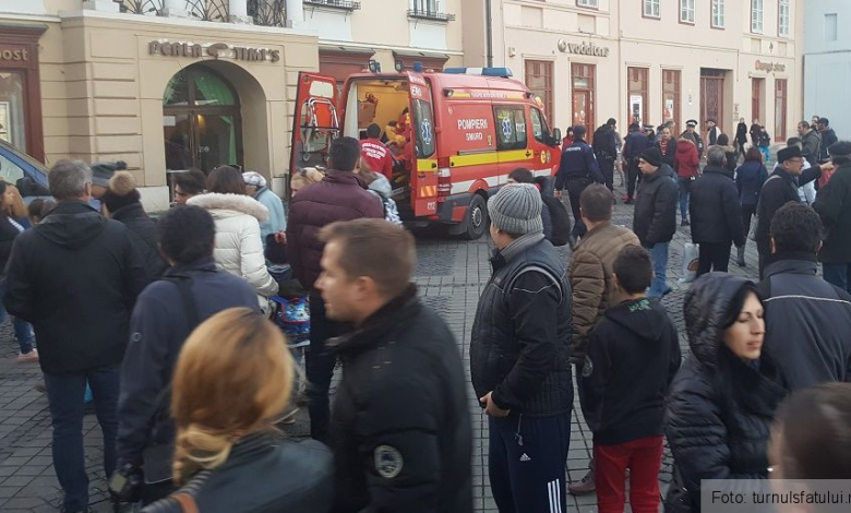 O tânără de 22 de ani a fost reţinută după ce şi-a atacat soţul - cu care este în proces de divorţ - în Piaţa Mare din Sibiu 1 agresatsibiu.jpg