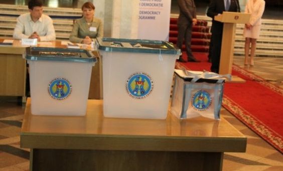 ALEGERI 2016. Cozi la vot în diaspora R. Moldova; se scandează: „Vrem să votăm!” 1 alegeri_2.jpg