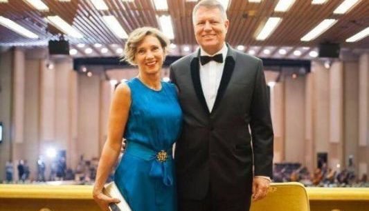 Cadou de la preşedinte pentru Prima Doamnă 1 carmen-klaus.jpg