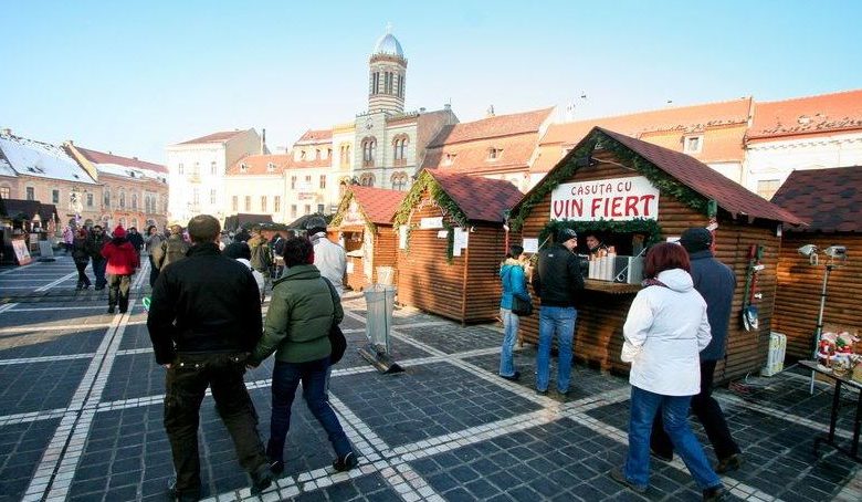 BRAŞOV. Comercianţii se „luptă” în oferte de preţ pentru căsuţele din cadrul Târgului de Crăciun 1 casutepiatasfatului.jpg