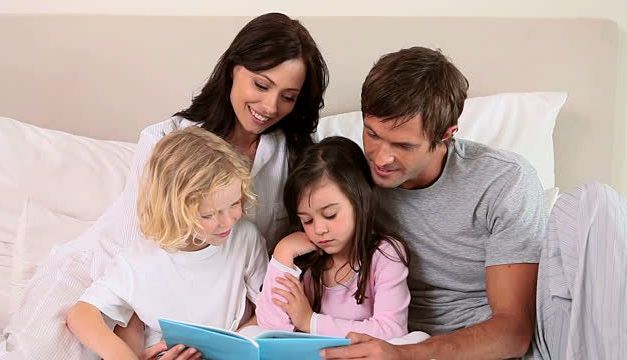 O şcoală din Marea Britanie a găsit o metodă pentru stimularea lecturii în rândul elevilor 1 familie8.jpg