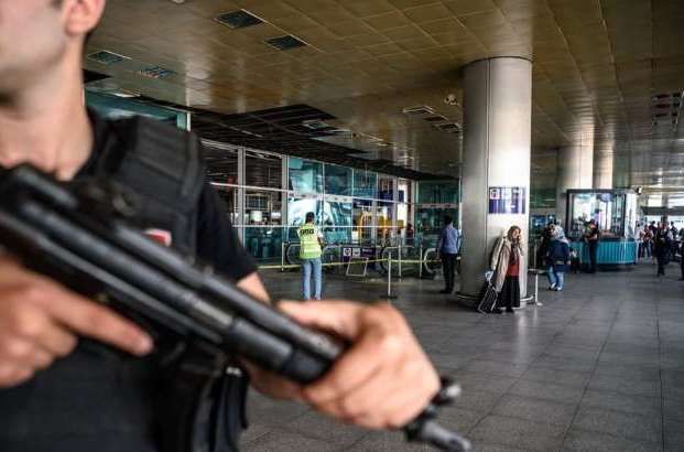 Focuri de armă pe aeroportul Ataturk din Istanbul 1 focuri.jpg