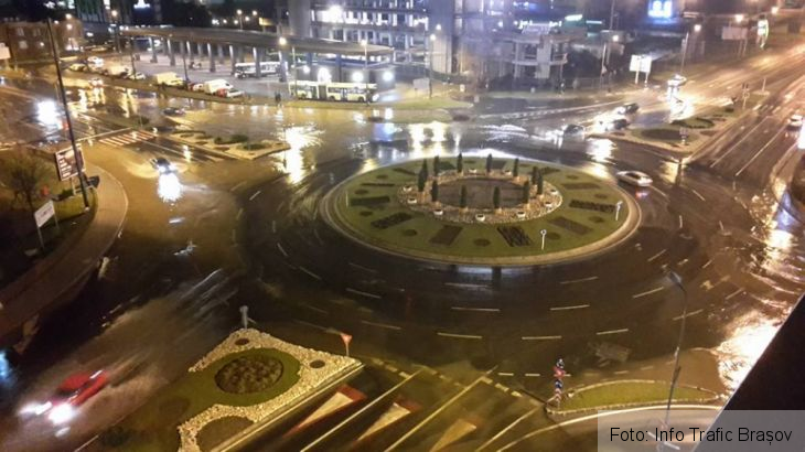 BRAȘOV. Inundație în zona sensului giratoriu de la McDonald's (FOTO) 1 intersectie calea bucuresti 3_225887.jpg
