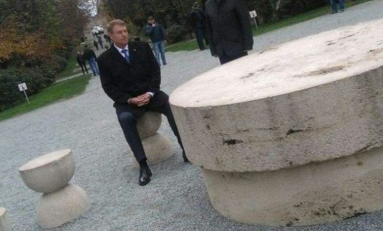 Klaus Iohannis, despre gestul său de a se așeza pe scaunul de la Masa Tăcerii 1 iohannis-masa-tacerii.jpg