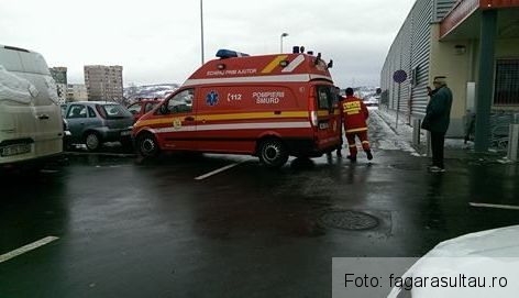 BRAŞOV. Om al străzii preluat de SMURD, după ce a căzut inconştient în faţa unui supermarket, pare-se din cauza frigului 1 omalstraziikaufland.jpg