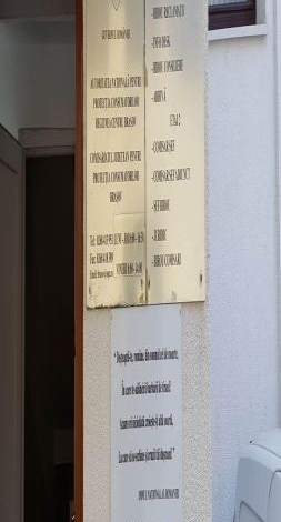 BRAȘOV. Imnul României, pe zidurile Protecției Consumatorilor 1 plachetaopc.jpg