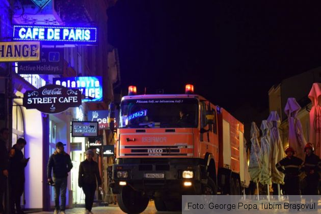 BRAŞOV. Intervenţia de aseară a pompierilor, pe strada Republicii, aminteşte de problema clădirilor - pericol public din centrul oraşului 1 pompieri republicii 2_224940.jpg