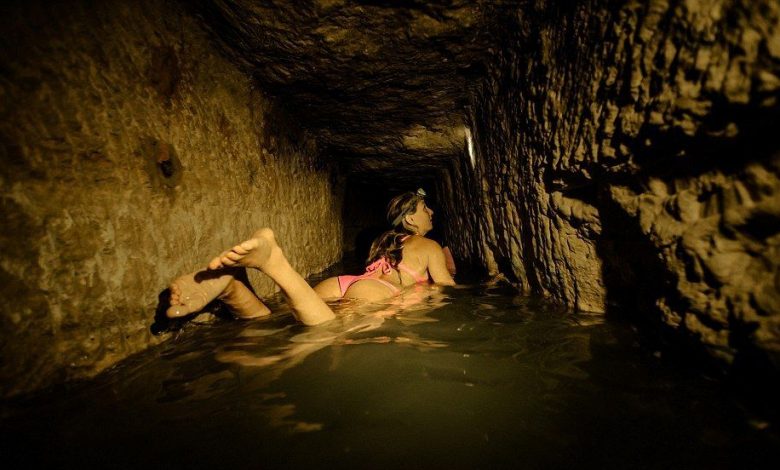 INCREDIBIL. Surf prin catacombele Parisului!!! Galerie foto... 1 teal.jpg
