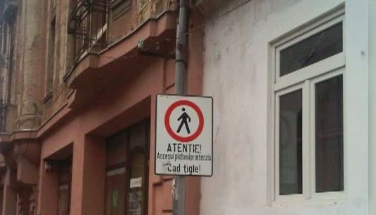 BRAȘOV. Atenție la țigle! ISU Brașov a avut o intervenție în această seară, pe strada Republicii 1 tigleatentie.jpg