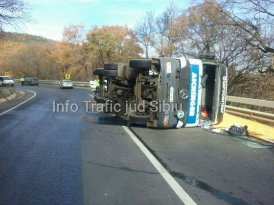 Update. Trafic oprit pe DN 14, la Slimnic, pentru ridicarea TIR-ului răsturnat pe şosea (FOTO) 1 tir porumb 2_224597.jpg