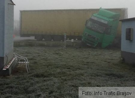 BRAŞOV. Un TIR a derapat pe Calea Feldioarei (FOTO) 1 tir1.jpg