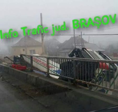 BRAȘOV. Un TIR s-a răsturnat de pe pod! (FOTO) 1 tirpod_2.jpg