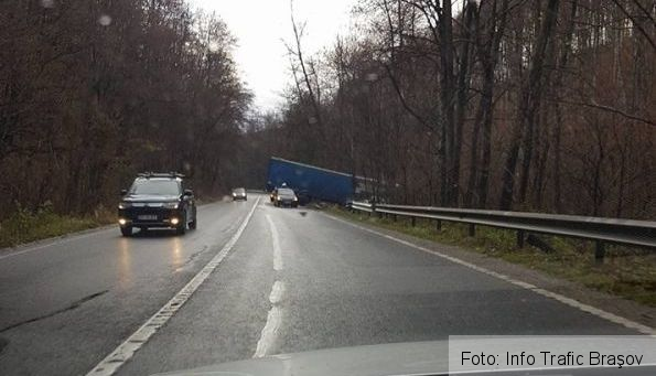 BRAŞOV. TIR răsturnat pe DN 13, în curbele de pe Valea Bogăţii (FOTO) 1 tirvaleabogatii.jpg