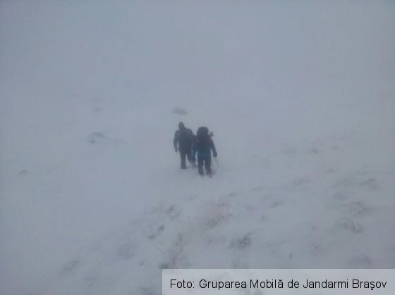 BRAŞOV. Un elicopter acţionează în ajutorul jandarmilor şi salvamontiştilor, pentru găsirea turiştilor dispăruţi de sâmbătă (FOTO) 1 unnamed (2)_225528.jpg