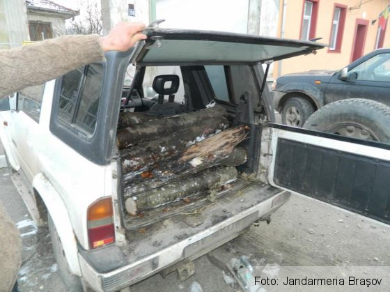 BRAŞOV. A rămas şi fără lemne, şi fără maşină 1 15665422_1219363904813978_1841981463435466222_n_228114.jpg