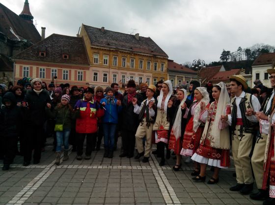 BRAȘOV. Cine a înfruntat frigul ca să intre în Hora Marii Uniri în orașul de sub Tâmpa? Unii au plecat dezamăgiți! 1 IMG_20161201_120740_226553.jpg