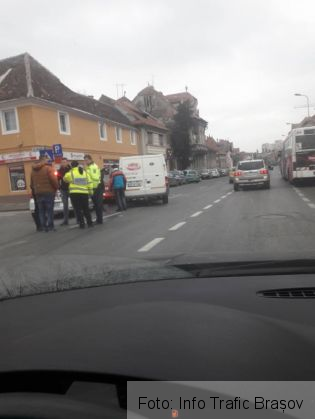 BRAȘOV. Patru autoturisme avariate, pe Bulevardul 15 Noiembrie! (FOTO) 1 accident 15 noi 2_226515.jpg