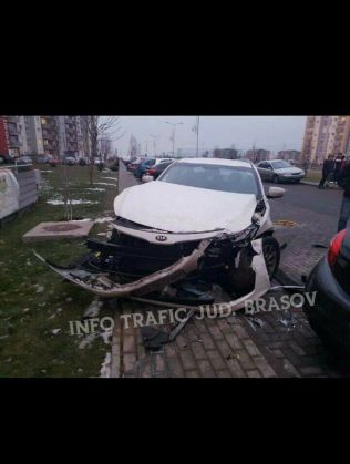 Update. BRAŞOV. Un copil a distrus mai multe maşini parcate în Avantgarden, după ce s-a urcat la volanul unui VW Tiguan (FOTO) 1 accident avantgarden 4_227251.jpg