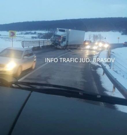 BRAȘOV. Accident cu victime pe DN1, între un camion și autoturism 1 accident-vladeni.jpg