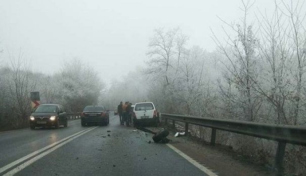 Accident cu trei victime pe DN1. Traficul între Sibiu şi Braşov este blocat 1 accidentbradu.jpg