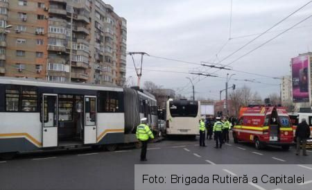 Accident în Capitală, între un autobuz RATB şi un tramvai (FOTO) 1 accidentbucuresti_4.jpg