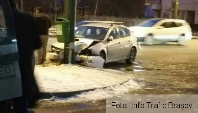 BRAȘOV. Accident în Centrul Civic! Un autoturism a ajuns în stâlp 1 accidentmesota3.png