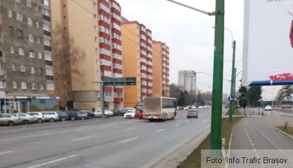 BRAȘOV. Atenție, un autobuz staționează de câteva ore pe mijlocul drumului, la Sala Sporturilor! (FOTO) 1 autobuzsalasporturilor.jpg