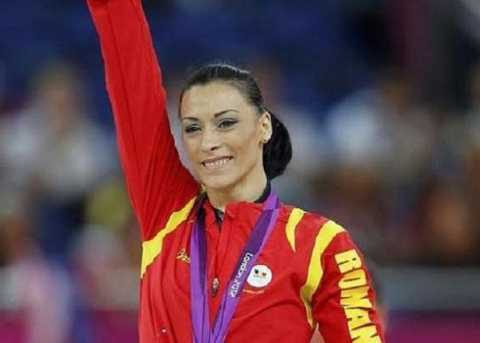 Cătălina Ponor şi Marian Drăgulescu au fost desemnaţi gimnaştii anului 1 catalina-ponor_2.jpg