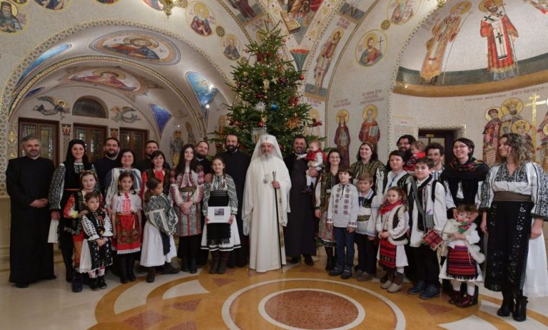 Şase preoţi din BRAŞOV l-au colindat pe PF Daniel, împreună cu familiile 1 colindatoripatriarh.jpg
