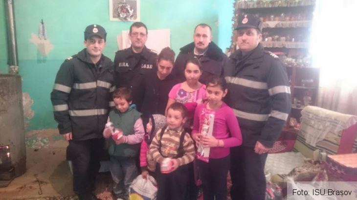 BRAȘOV. Familii sărmane ajutate în prag de sărbători de pompierii făgărășeni (FOTO) 1 familii ajutate_228190.jpg