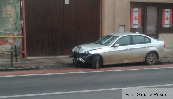 BRAŞOV. Un şofer a „ras” stâlpii de pe trotuarul de pe Bulevardul Iuliu Maniu (FOTO) 1 img-20161209-083202.jpg