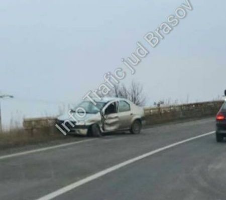 Braşov. Maşină „şifonată” serios pe podul de la intrarea în Prejmer (FOTO) 1 logan_3.jpg