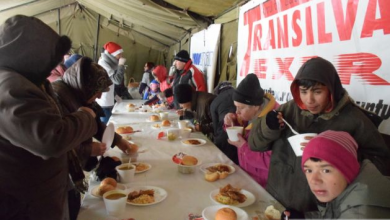 BRAŞOV. „O masă caldă pentru fiecare”. Peste 700 de porţii de mâncare gătită au fost oferite sărmanilor la a XVII-a ediţie a evenimentului caritabil 1 masacaldapentrufiecareziuadoi12_227980.JPG